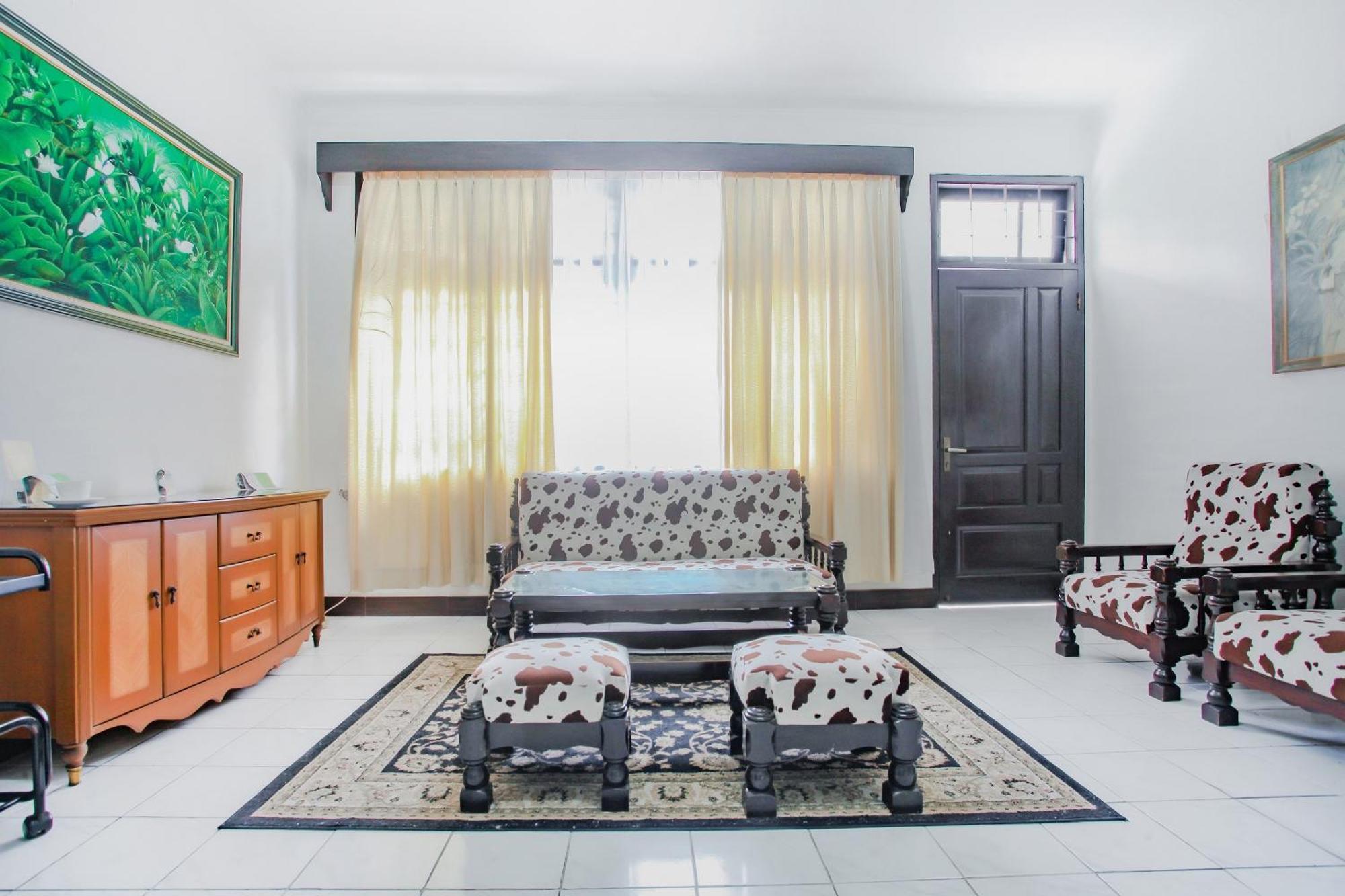 Oyo Life 90091 Wisma Pakuan Syariah Богор Экстерьер фото